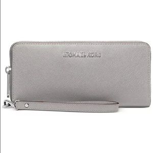 MK Jet Set Travel Leather Continental Wallet
